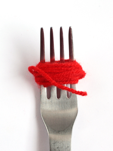 diy-pom-poms-with-a-fork-03