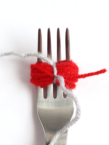 diy-pom-poms-with-a-fork-06