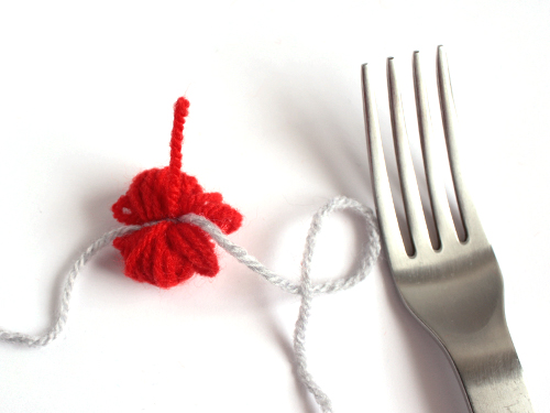 diy-pom-poms-with-a-fork-07