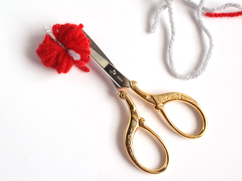 diy-pom-poms-with-a-fork-08